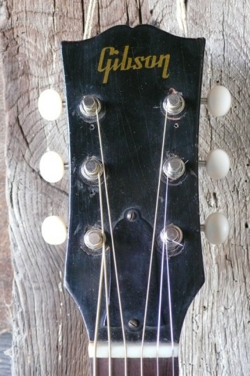 kop met modern recht Gibson logo