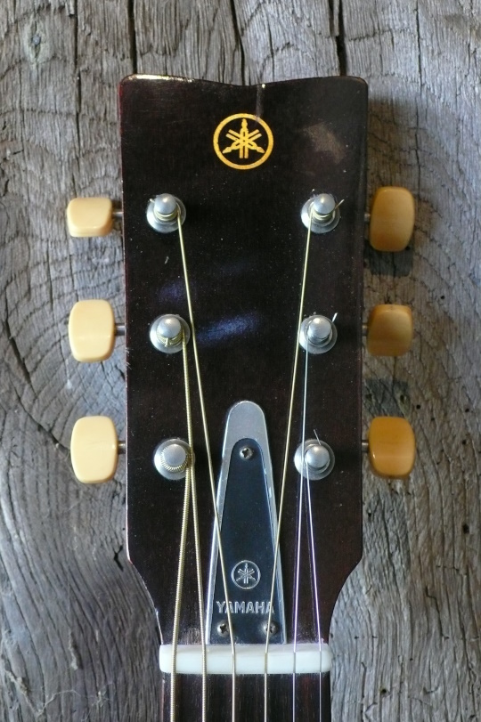 kop met Yamaha stemvork logo.