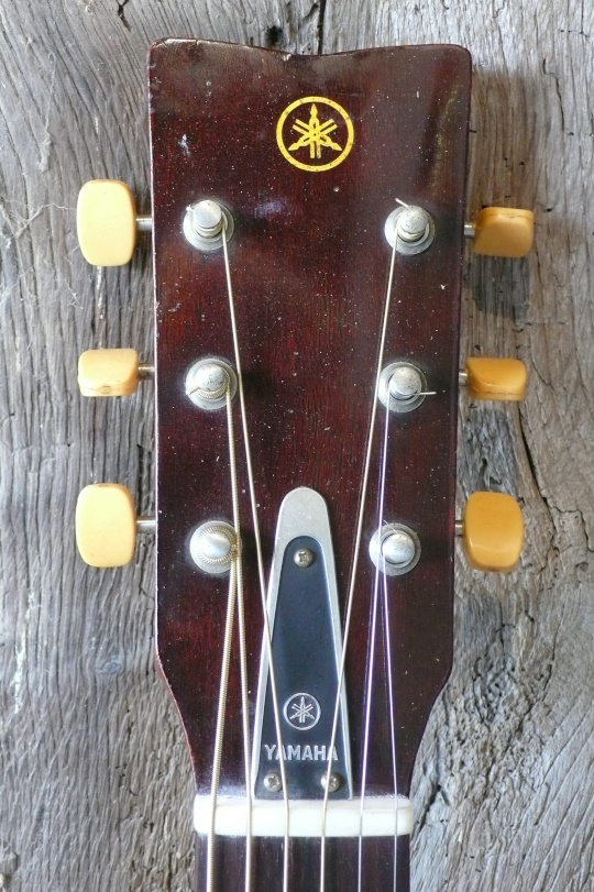 kop met Yamaha stemvork logo., nieuwe benen nut met iets meer spreiding snaren