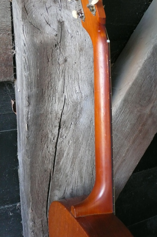 C-profiel hals, met 'non adjustable trussrod'