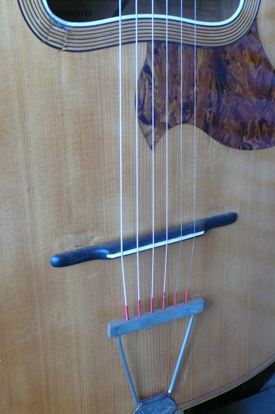 originele brug met nieuw benen beentje, originele tailpiece 