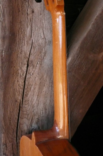 vrij smalle c-profiel nek (nut 50 mm)