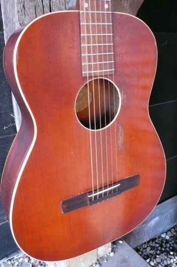 Mooi roodbruine gekleurde spruce top met patina uitsraling