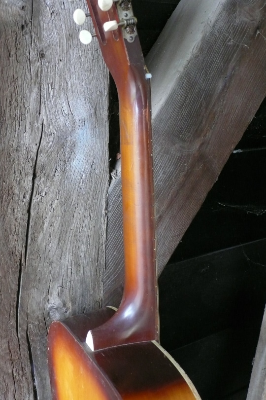 Stevige brede C-profiel hals ( nut 51 mm)