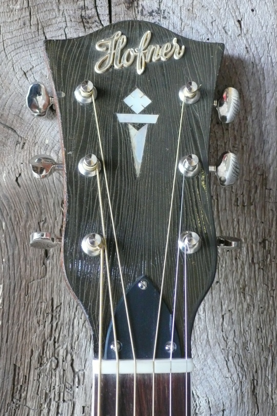 Hofner logo met ingelegd  paarlemoeren ''dagger" logo