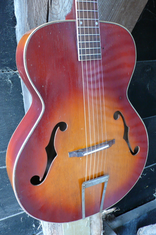 massieve soruce top met origineel tailpiece , geblokte binding