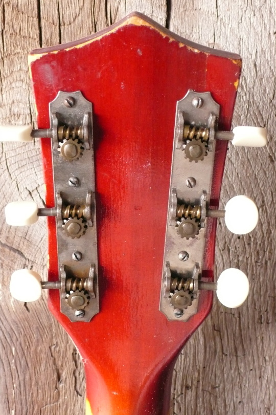 originele  Kluson mechanieken met nieuwe ivoroid knopjes