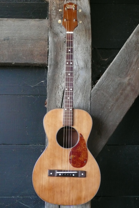 Kay "US strad" tenor gitaar, kleine klankkast, met K&K pickup