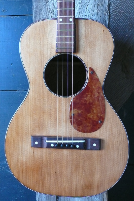 massieve spruce top, origineel palissander zadel, originele celluloid slagplaat