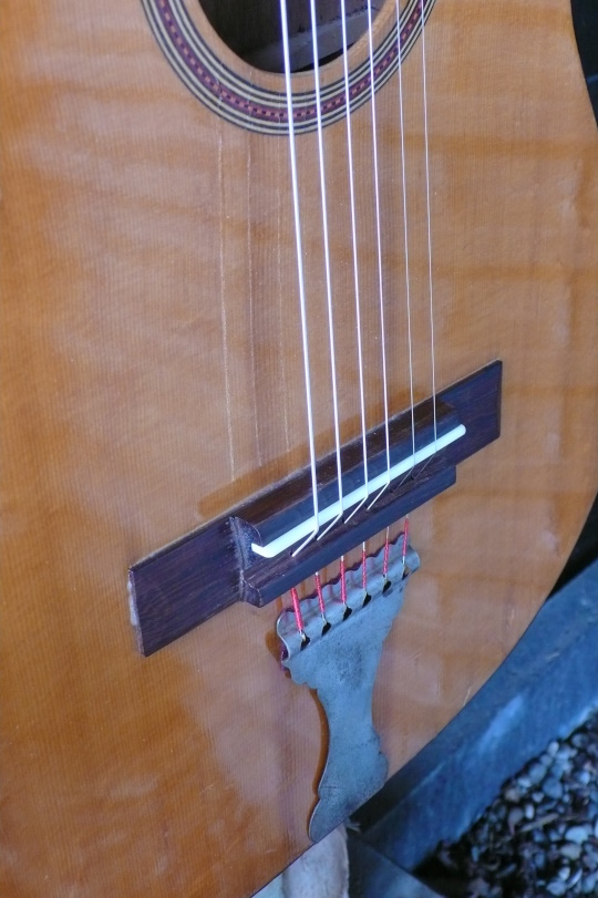 Massieve spruce top met origineel Rio Palissander hoog zadel, savarez/argentine snaren en tailpiece