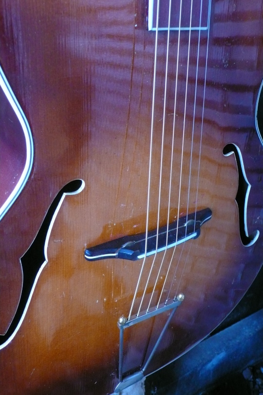 Origineel verstelbaar zadel met nieuw beentje en origineel tailpiece