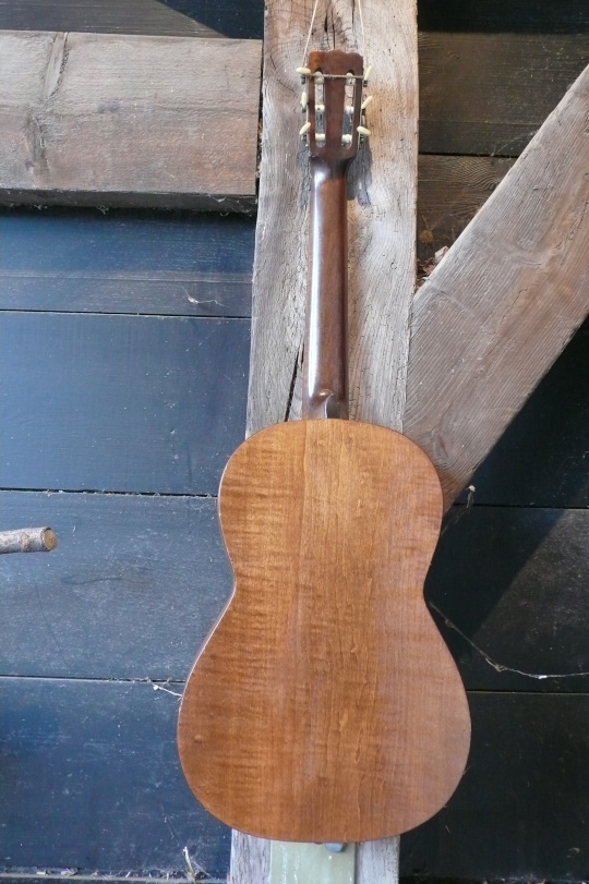 Gelamineerde licht gevlamde chocolade bruin gebeitste Esdoorn klankkast