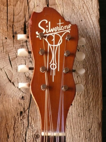 kop met silkscreened 'wind chime' silvertone logo