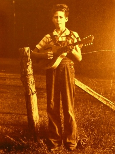 Silvertone mandoline speler uit het boek 'hills of home'