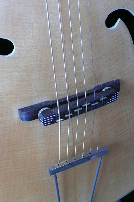 Nieuwe ebben verstelbare  Höfner brug, origoineel tailpiece