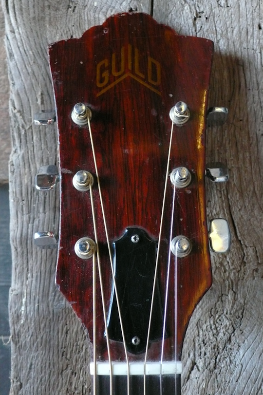 kop met Guild logo, nieuwe benen nut