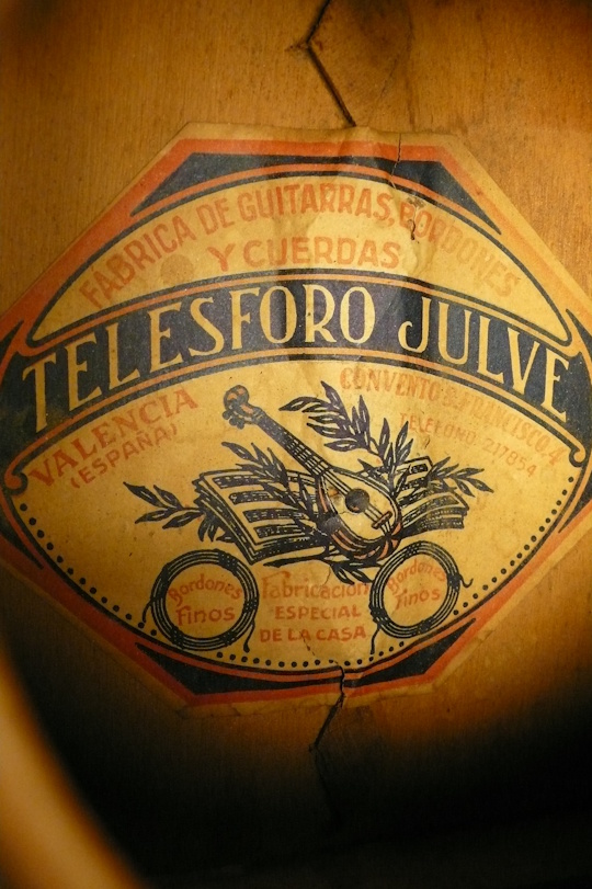 telesforo label, zes cijferig telnr begint met 2 en wijst erop dat gitaar van na 1958 is