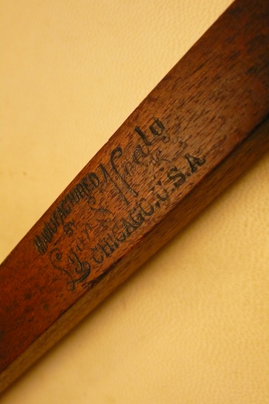 brandstempel van Lyon & healy op de dowel
