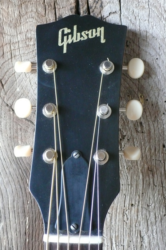 kop met gouden gibson logo, nieuwe trusrod cover