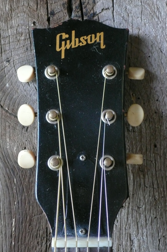 kop met block script gibson logo