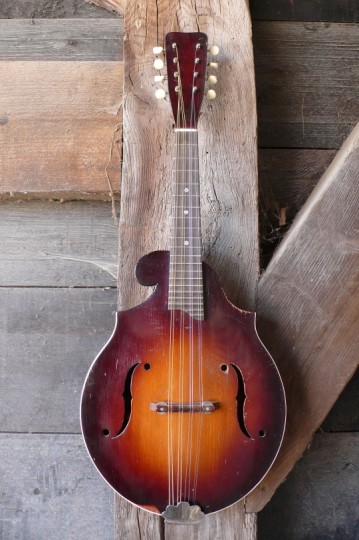 Regal A-style mandoline met reverse scroll