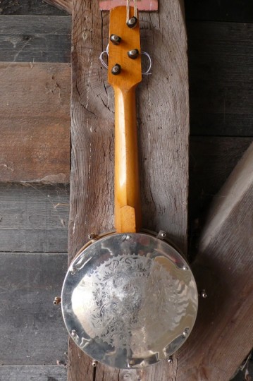 achterkant met metalen resonator